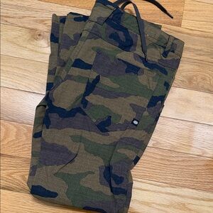 686 Everywhere Camouflage Pants. Slim fit 32/30 Great shape. Great fit.